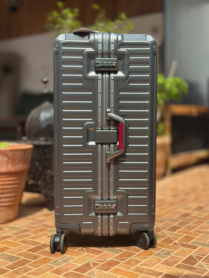 Expandable Hard-Shell Luggage with Multi-Functional Design